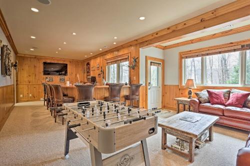 Cabin with Hot Tub, Bar and Deck Less Than 1 Mi to Big Boulder