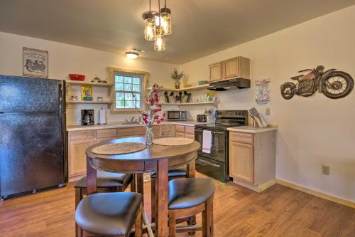 Cozy Bryson City Cabin about 6 Mi to Harrahs Casino! in Bryson City, USA