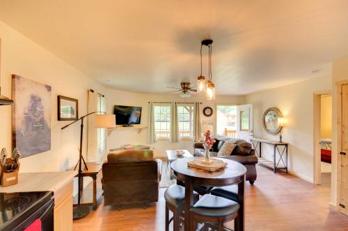 Cozy Bryson City Cabin 5 Miles to Downtown! in Bryson City, USA