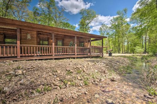 Cabin w/ Hot Tub - Near Broken Bow Lake & Hiking!, Broken Bow (foto 4)