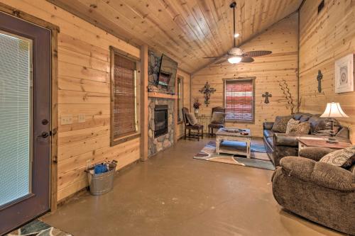 Cabin w/ Hot Tub - Near Broken Bow Lake & Hiking!, Broken Bow (foto 7)