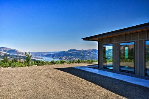 Luxury Home with Views - 5 Min to Columbia River