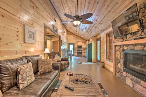 Cabin w/ Hot Tub - Near Broken Bow Lake & Hiking!, Broken Bow