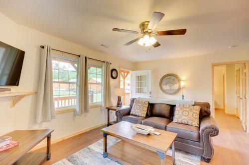 Cozy Bryson City Cabin 5 Miles to Downtown! in Bryson City, USA