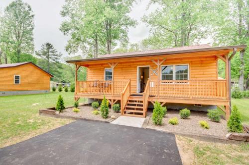 Cozy Bryson City Cabin 5 Miles to Downtown! in Bryson City, USA