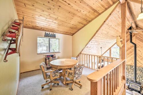 Welcoming Family Retreat with Rec Center Access and Deck