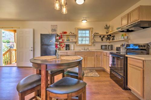 Cozy Bryson City Cabin about 6 Mi to Harrahs Casino! in Bryson City, USA