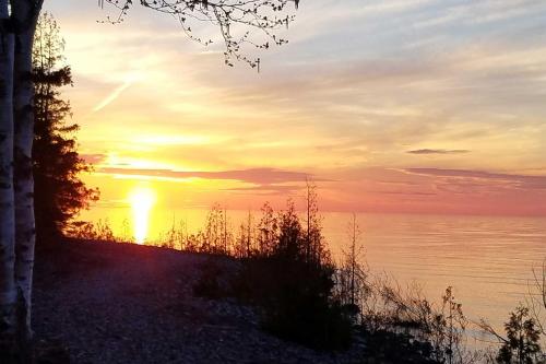 Presque Isle Harbor Home with Gas Grill and Bikes! - image 10