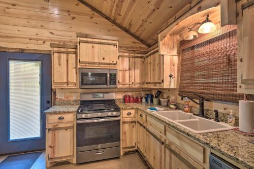 Cabin w/ Hot Tub - Near Broken Bow Lake & Hiking!, Broken Bow (foto 9)
