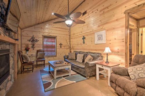 Cabin w/ Hot Tub - Near Broken Bow Lake & Hiking!, Broken Bow (foto 6)