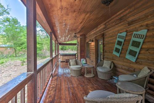 Cabin w/ Hot Tub - Near Broken Bow Lake & Hiking!, Broken Bow (foto 3)