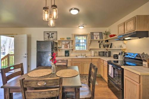 Cozy Smoky Mountain Cabin by Tuckasegee River! in Bryson City, USA