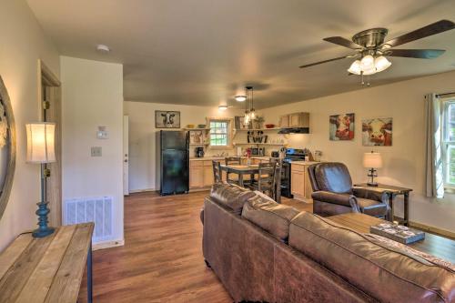 Cozy Smoky Mountain Cabin by Tuckasegee River! in Bryson City, USA