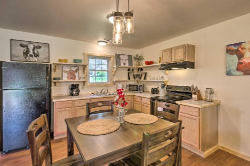 Cozy Smoky Mountain Cabin by Tuckasegee River! in Bryson City, USA