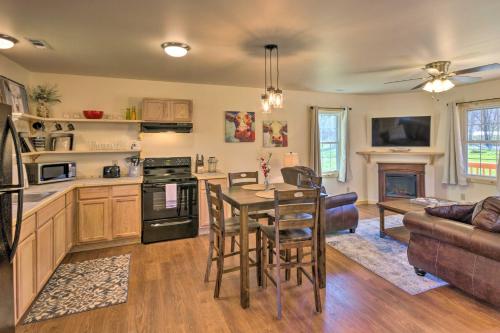 Cozy Smoky Mountain Cabin by Tuckasegee River! in Bryson City, USA