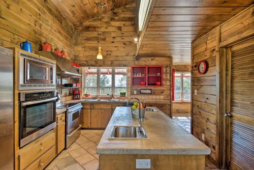 Broken Bow Mountaintop Home with Hot Tub! in Broken Bow, USA