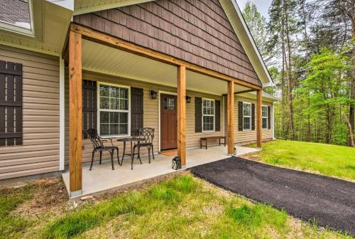 Dahlonega Home with Yard near Hiking and Downtown in Dahlonega, Vereinigte Staaten von Amerika