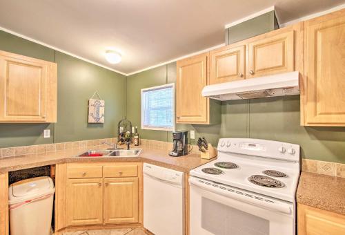 Less Than 2 Mi to River Home with Fire Pit in Homosassa in โฮโมซัสซา (FL)