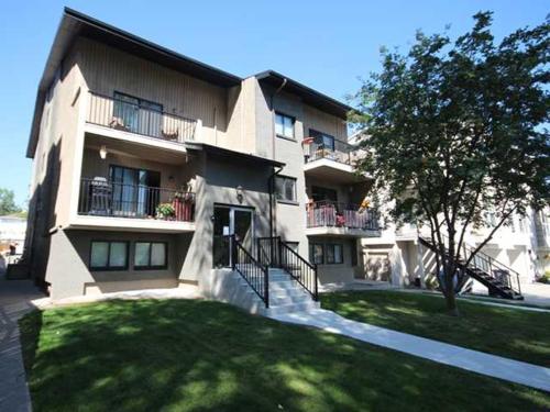Cozy 2-bedroom condo near downtown, with laundry, parking, balcony