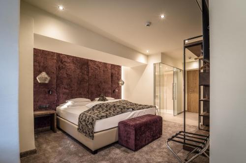 237412370 Hotel Goldener Adler, BW Signature Collection