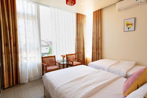 Deluxe Twin Room image 7
