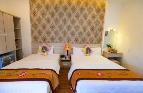 Deluxe Twin Room image 6