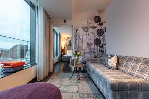 Junior Suite with Balcony image 9
