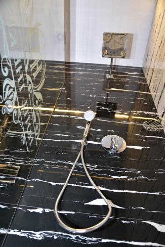 ฝักบัว, The King Resort in คาชาร์