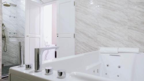 VARIMANTRA HOTEL VARIMANTRA HOTEL