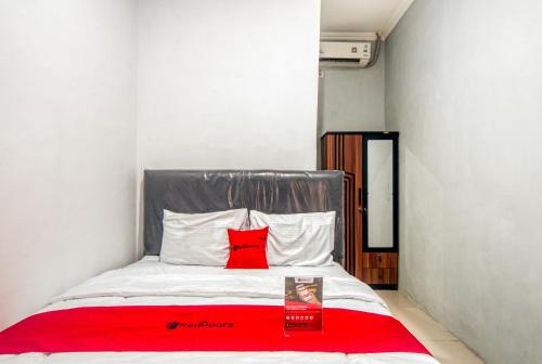 RedDoorz near Graha Cijantung Mall