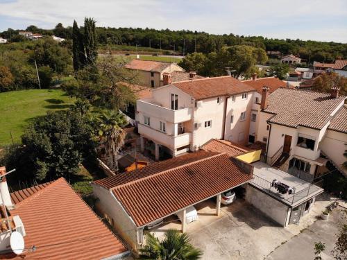 Apartments Sain with garden terrace near the beach