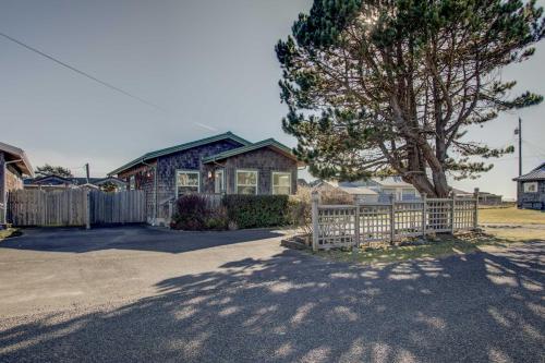 Chic Summer House Cottage 2 Blocks to Ocean
