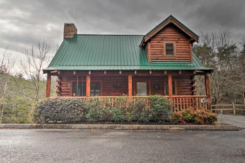 Romantic Pigeon Forge Cabin with Hot Tub, 4Mi to DTWN 
