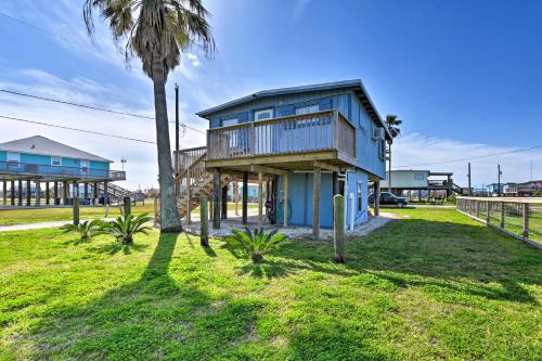 Colorful Cottage - 1 Mi to Surfside Beach Access!