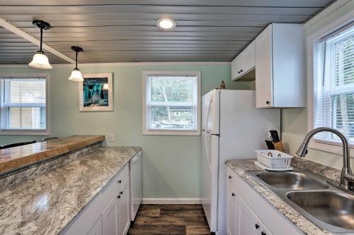 Studio with Outdoor Shower 6 Mi to Ocean Isle Beach!