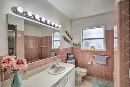 Harbor Bluffs Home with Yard - 5 Mins to Beach! - image 3