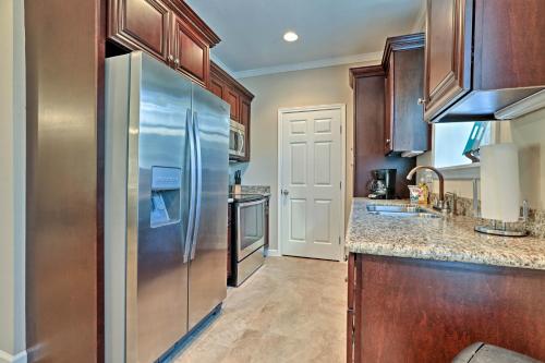Lavish Galveston Resort Escape Walk to the Beach! in Galveston, USA