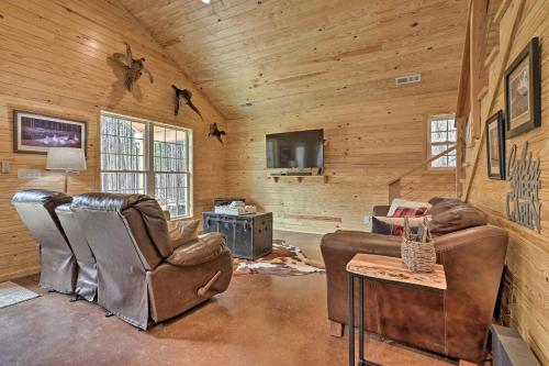 Peaceful Family Cabin on 10 Acres with Game Room! in Heflin, USA
