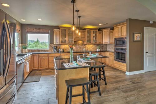 Deck & Lake Travis Views: Hill Country Hideaway! in Jonestown (TX)
