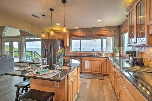 Deck & Lake Travis Views: Hill Country Hideaway! in Jonestown (TX)