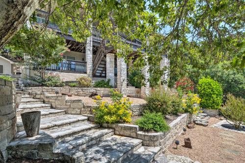 Deck & Lake Travis Views: Hill Country Hideaway! in Jonestown (TX)