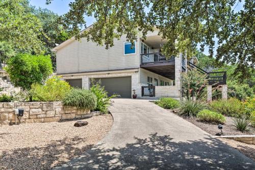 Deck & Lake Travis Views: Hill Country Hideaway! in Jonestown (TX)