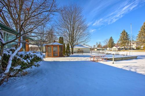 Houghton Lake House - Directly on Waterfront! - image 9