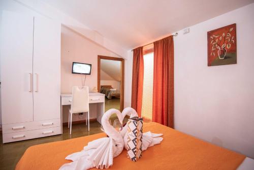 1 queen bed, 3 twin beds