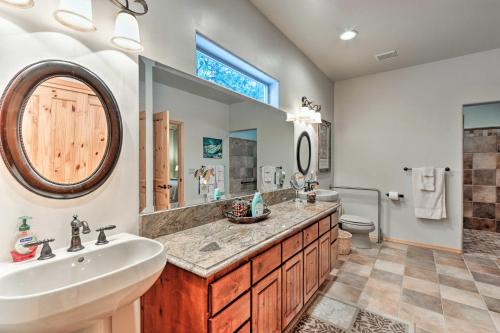 Lavish Cabin with Deck Less Than 3 Mi to Pinetop Country Club - image 2