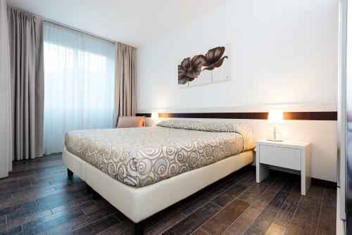 Aparthotel Holiday - image 2