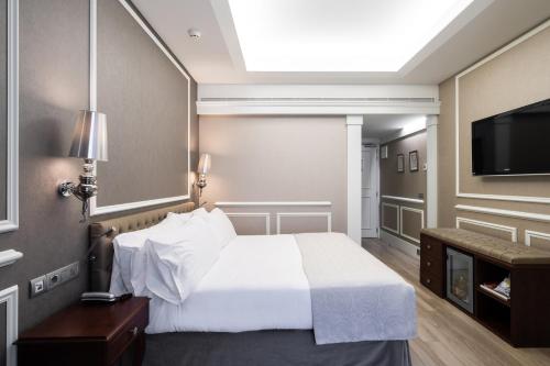 Double Room with Terrace image 3