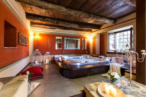 Pezsgőfürdő, VILLA TURRI - Luxury Country & Padel Resort in Camporgiano