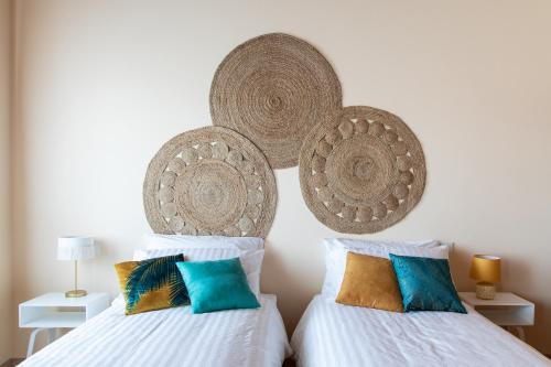 2 twin beds