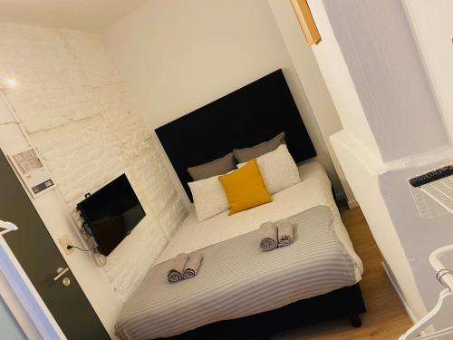 1 queen bed, 2 twin beds